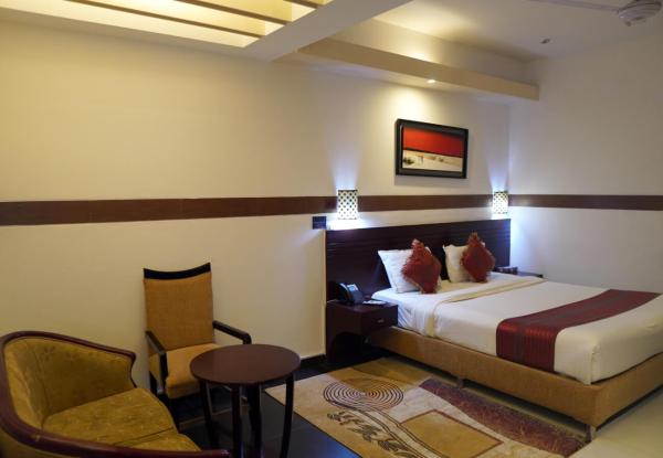 1471big_extecitve_couple-o1